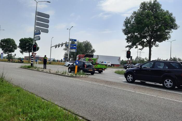Auto rijdt door na ongeval op kruising