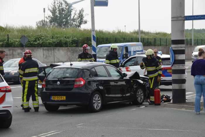 Auto's botsen op kruising