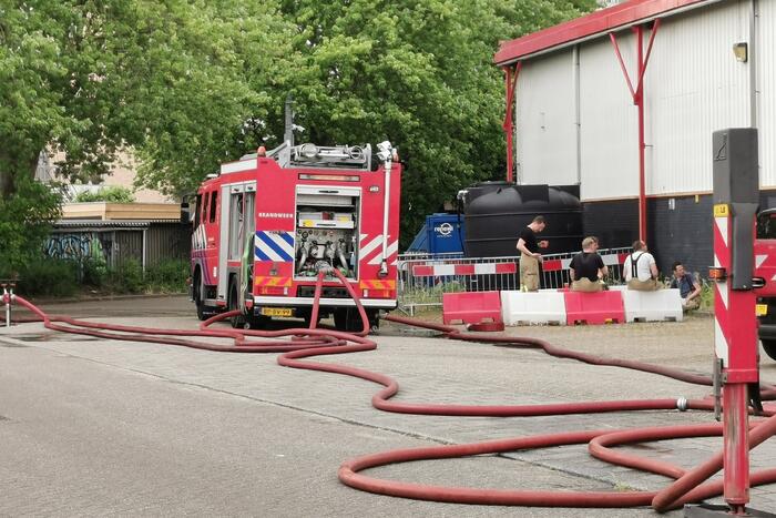 Brandweer koelt dak van GGD vaccinatielocatie