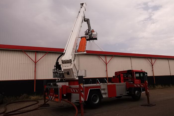 Brandweer koelt dak van GGD vaccinatielocatie
