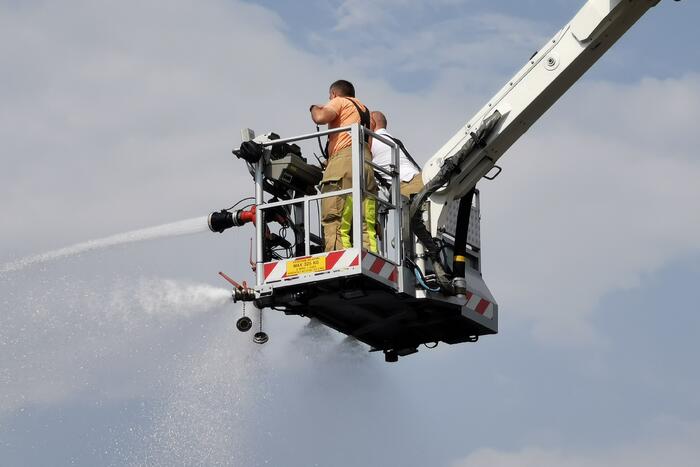 Brandweer koelt dak van GGD vaccinatielocatie