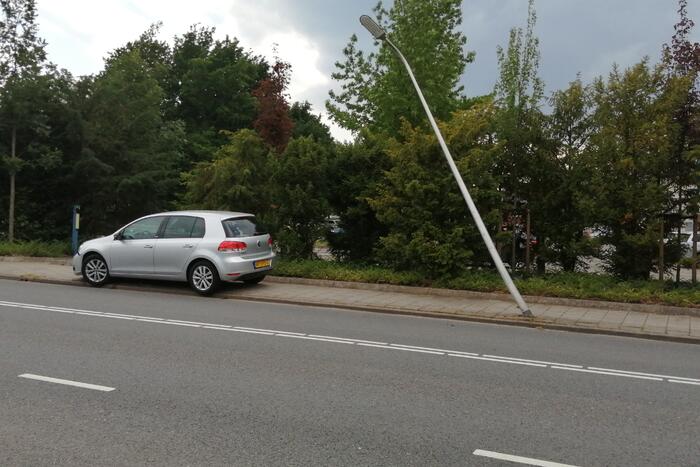 Auto botst op paal en krijgt klapband