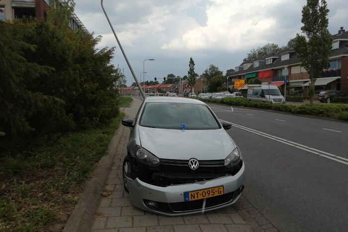 Auto botst op paal en krijgt klapband