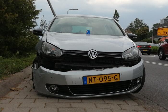 Auto botst op paal en krijgt klapband