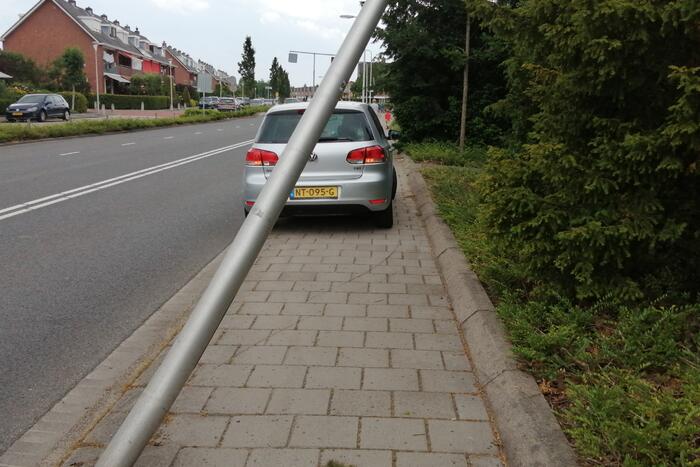 Auto botst op paal en krijgt klapband