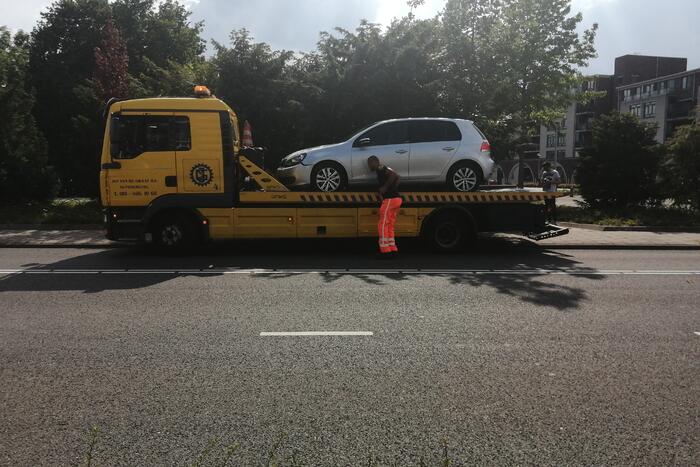 Auto botst op paal en krijgt klapband