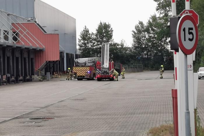 #Ede Brandweer blust brand in groot industriepand Dieselstraat Ede.