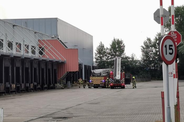Brandweer blust brand in groot industriepand