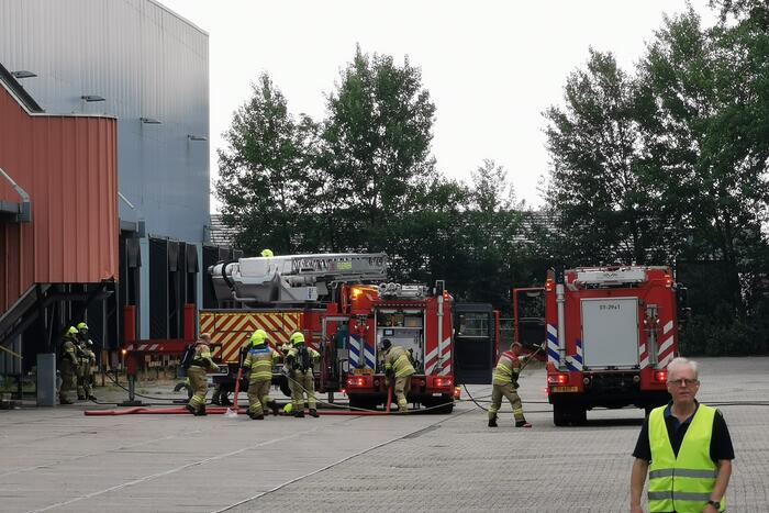 Brandweer blust brand in groot industriepand