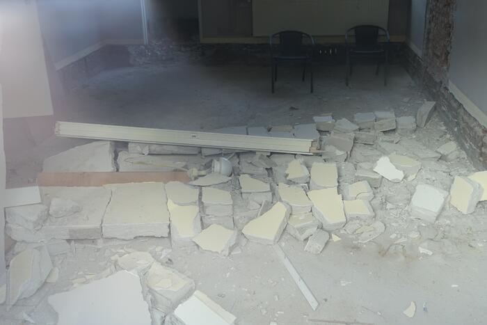 Binnenmuur van woning ingestort