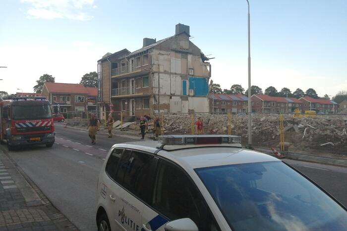 Brandweer zet hekken rechtop na windvlaag