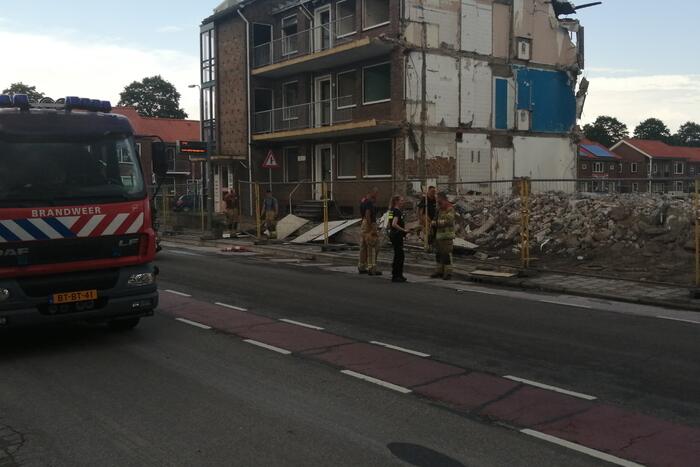 Brandweer zet hekken rechtop na windvlaag