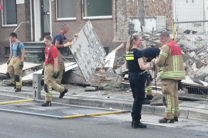 Brandweer zet hekken rechtop na windvlaag