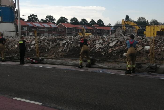 Brandweer zet hekken rechtop na windvlaag