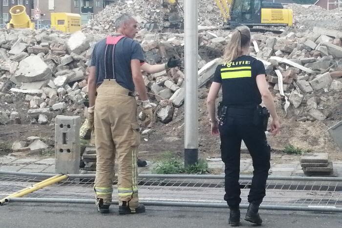 Brandweer zet hekken rechtop na windvlaag