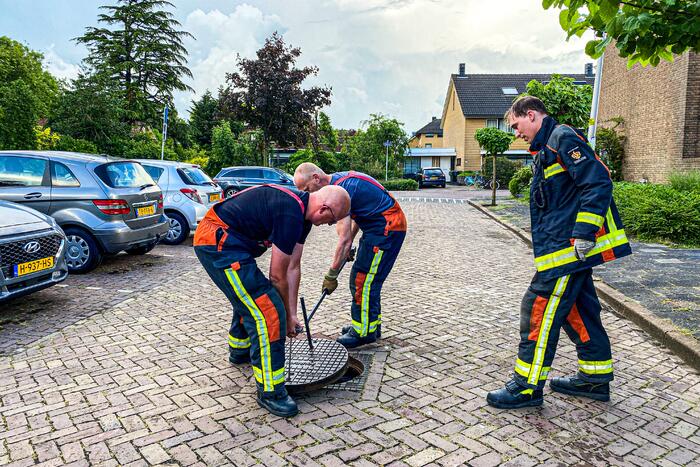 Brandweer helpt met leegpompen van onderwater gelopen woning