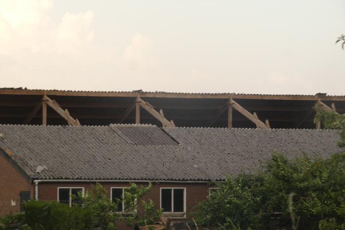 Dak van schuur ingestort door windvlaag