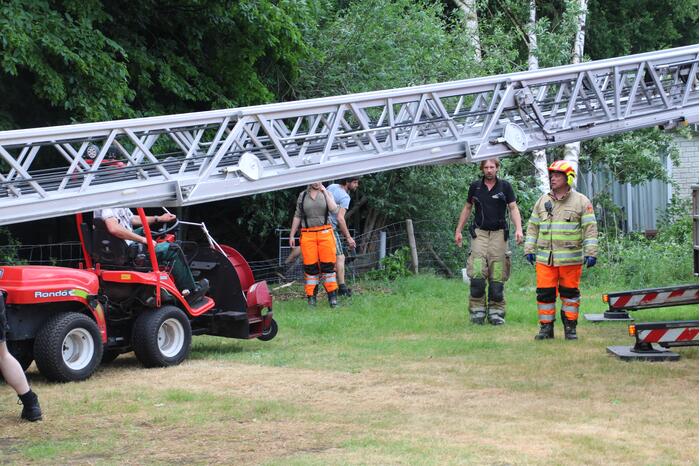 Brandweer verwijdert gevaarlijk staande boom