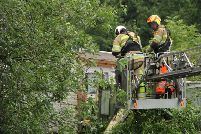 Brandweer verwijdert gevaarlijk staande boom