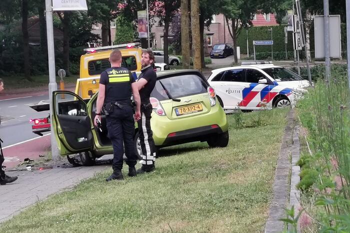 Bestuurster botst met personenauto tegen lantarenpaal
