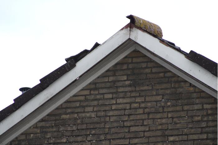 Brandweer doet nacontrole na vermoedelijke brand in dak