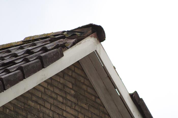 Brandweer doet nacontrole na vermoedelijke brand in dak