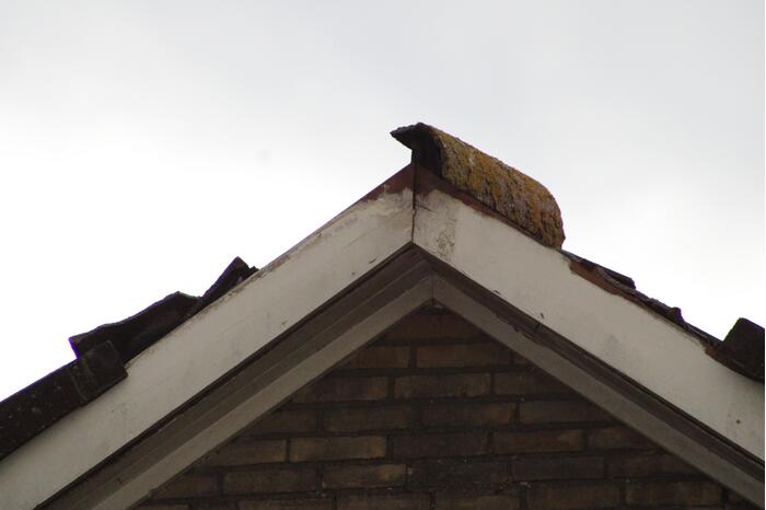 Brandweer doet nacontrole na vermoedelijke brand in dak