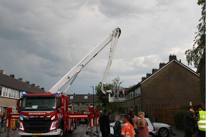 Brandweer doet nacontrole na vermoedelijke brand in dak