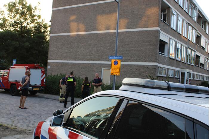 Brandweer verricht metingen door gaslucht