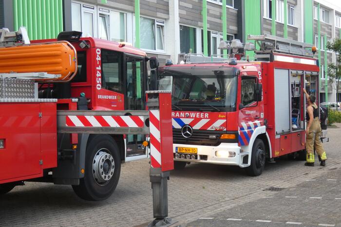 Boom valt om naast appartementencomplex
