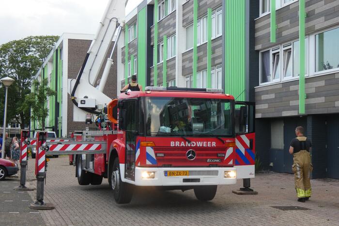 Boom valt om naast appartementencomplex