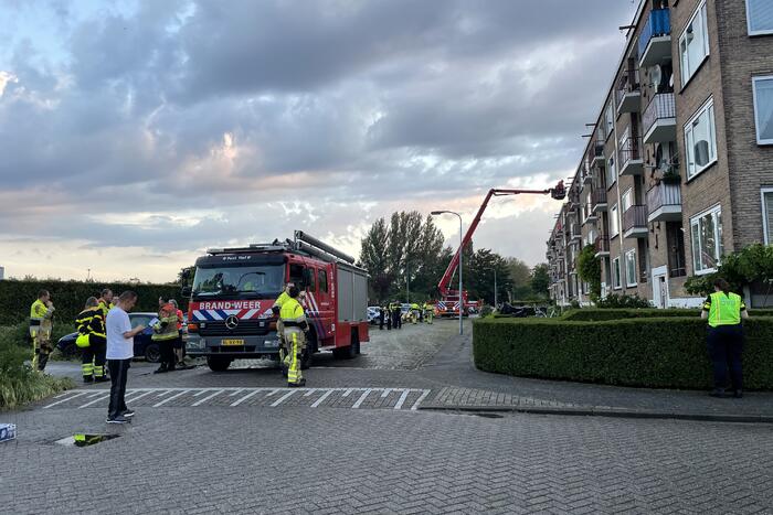 Hulpdiensten ontruimen flat door afgewaaid dak