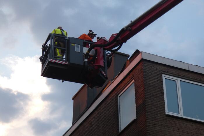 Hulpdiensten ontruimen flat door afgewaaid dak