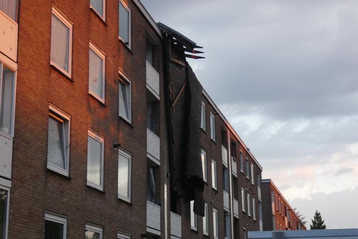 Hulpdiensten ontruimen flat door afgewaaid dak