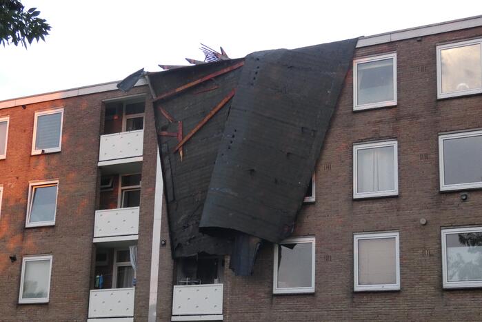 Hulpdiensten ontruimen flat door afgewaaid dak