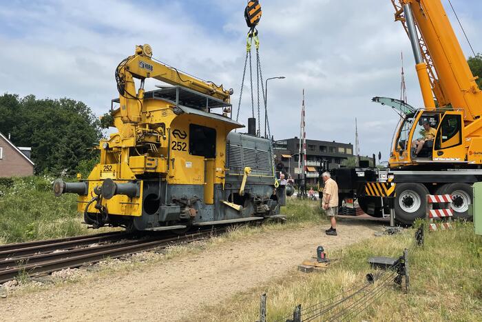 Locomotief ontspoord door kapotte wissel