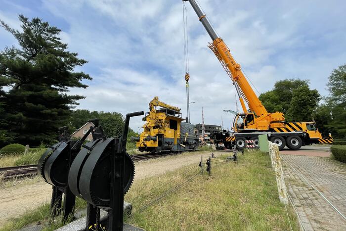 Locomotief ontspoord door kapotte wissel