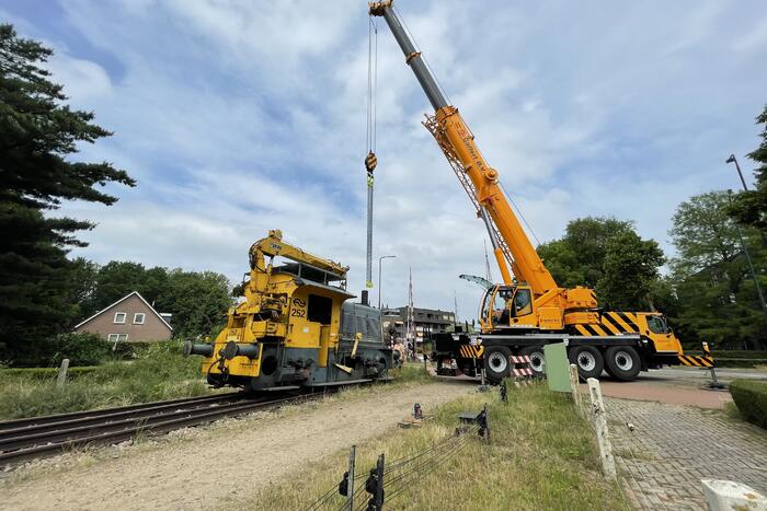 Locomotief ontspoord door kapotte wissel
