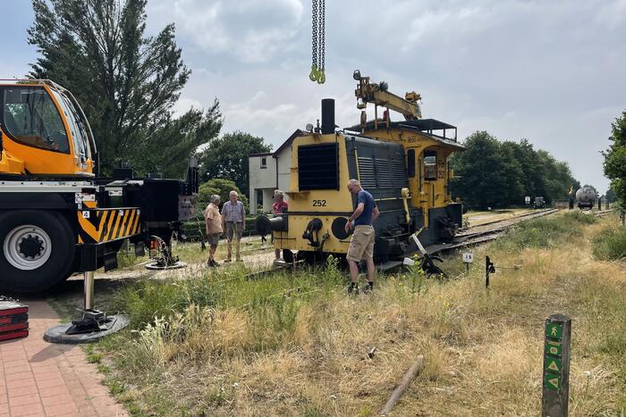 Locomotief ontspoord door kapotte wissel