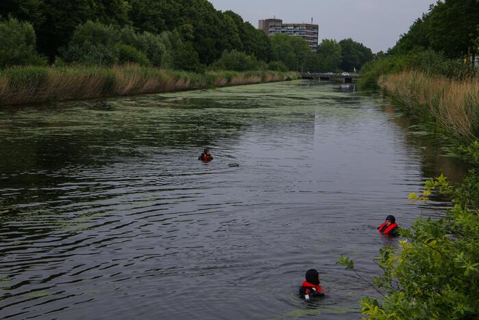 Brandweer haalt zwaantjes uit kanaal