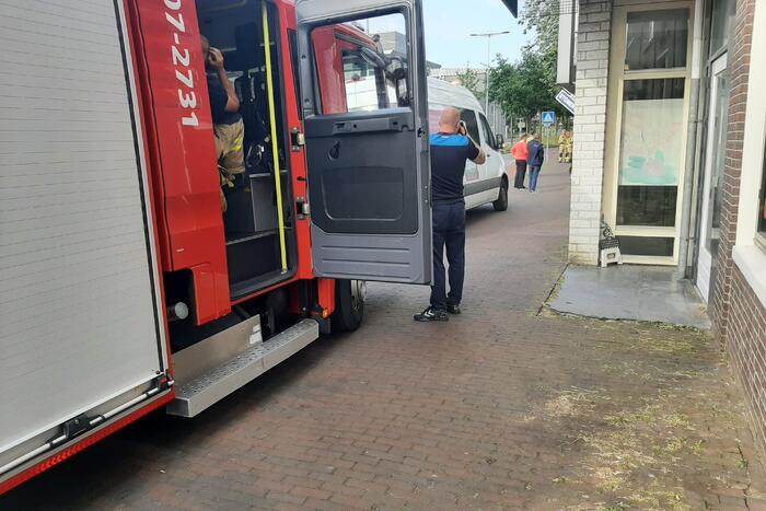 Brandweer verricht metingen door gaslucht