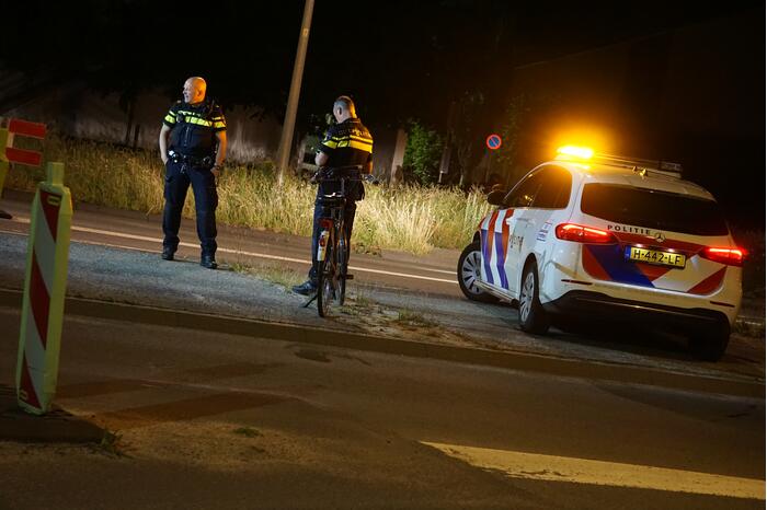 Fietser aangereden door personenauto op rotonde