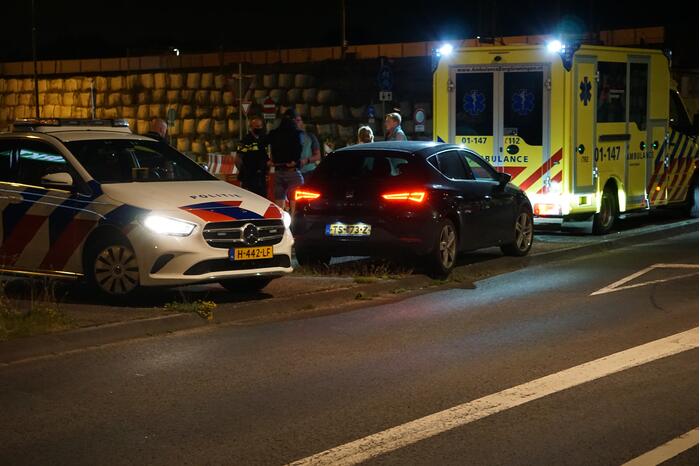 Fietser aangereden door personenauto op rotonde