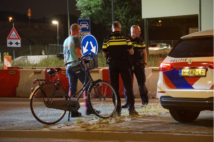 Fietser aangereden door personenauto op rotonde