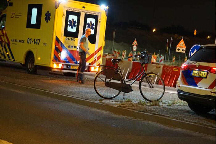Fietser aangereden door personenauto op rotonde
