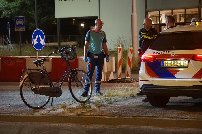 Fietser aangereden door personenauto op rotonde