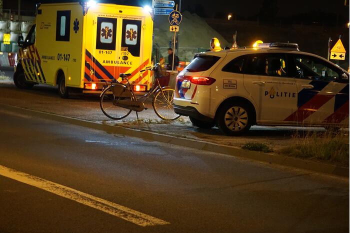 Fietser aangereden door personenauto op rotonde