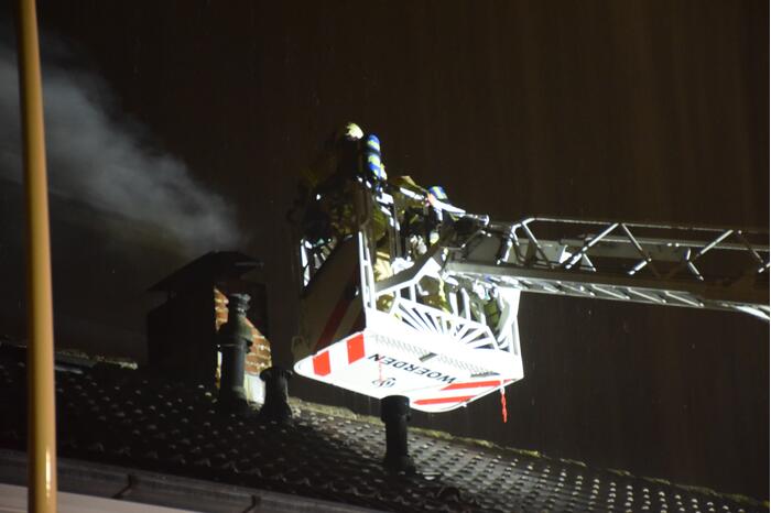 Forse vlammen bij schoorsteenbrand