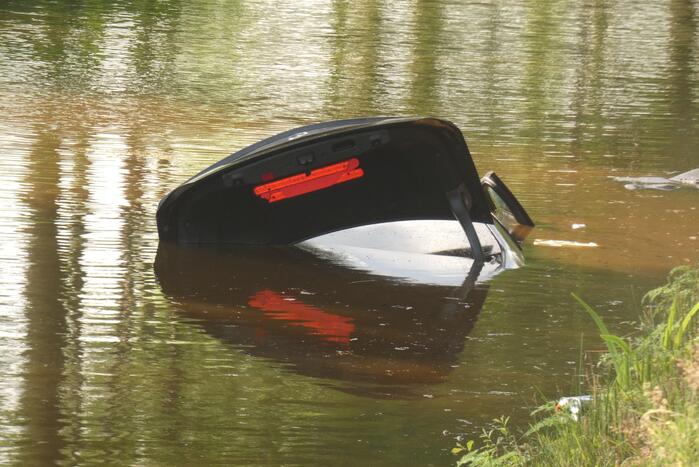 Auto te water, een overleden persoon aangetroffen