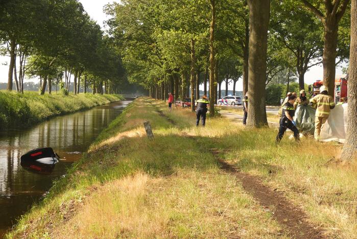 Auto te water, een overleden persoon aangetroffen